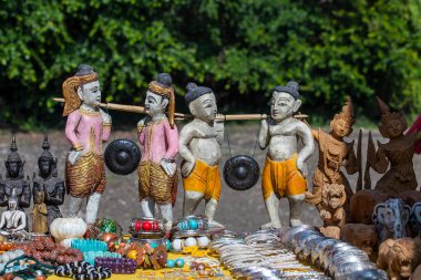 Burma 'daki Inle Gölü yakınlarındaki sokak pazarındaki bir turist dükkanında el yapımı eşyalar. Kapatın. Myanmar 'da satılık eşyalar.