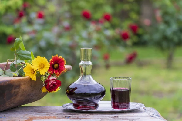 Carafe Verre Verre Avec Vin Rouge Décoré Pétales Fleurs Dans — Photo