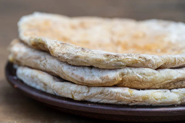 Bakad Deg Tortilla Med Keso Och Örter Keramisk Tallrik Ett — Stockfoto