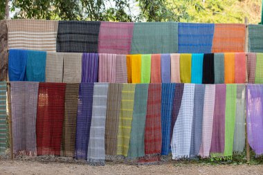 Burma, Myanmar 'daki Inle Gölü yakınlarındaki bir markette satılmak üzere el yapımı renkli Burma kumaşı. Kapat.