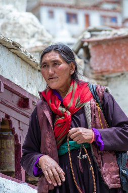 Lamayuru Gompa, Ladakh, Hindistan - 15 Haziran 2015: Ladakh, Kuzey Hindistan 'daki Lamayuru manastırının yanındaki yaşlı Budist kadın