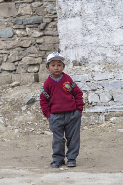 Lamayuru Gompa, Ladakh, Hindistan - 16 Haziran 2015: Lamayuru Gompa, Kuzey Hindistan 'daki yerel okuldaki derslerden sonra okula giden genç çocuk