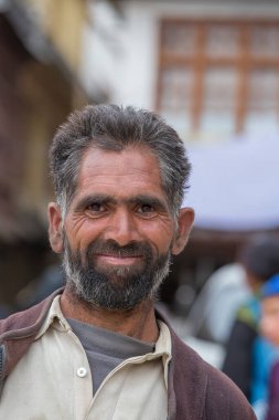 Leh, Hindistan - 21 Haziran 2015: Kuzey Hindistan 'daki Leh, Ladakh bölgesindeki dağ köyünde fakir bir adam. Yoksulluk Hindistan 'da büyük bir sorundur.