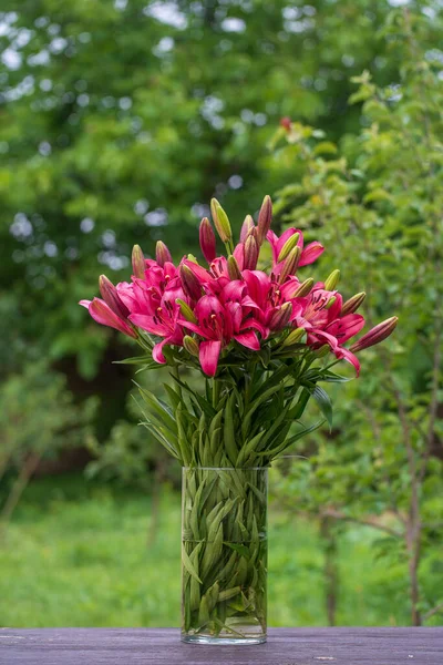 Beautiful Bouquet Red Lily Flowers Glass Vase Green Garden Ukraine — Stock Photo, Image