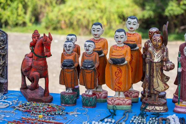 레이크 근처의 노점에서 조각상 기념품을 구경할 수있다 미얀마에서 판매되는 — 스톡 사진