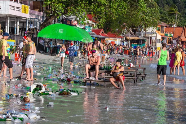 Koh Phangan Tailândia Dezembro 2015 Peope Jovem Consequências Poluição Água — Fotografia de Stock