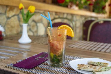 Limonata veya limonlu, portakallı ve naneli tropikal kokteyl, soğuk, ferahlatıcı içecek veya yaz kafeteryasında buzlu içecek.