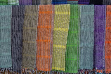 Burma, Myanmar 'daki Inle Gölü yakınlarındaki bir markette satılmak üzere el yapımı renkli Burma kumaşı. Kapat.