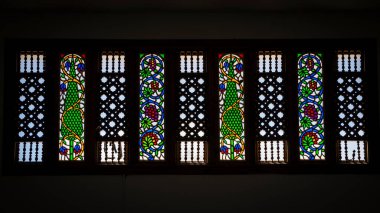 Sharm El Sheikh, Mısır 'daki binanın çatısındaki kubbede lekeli cam pencere.