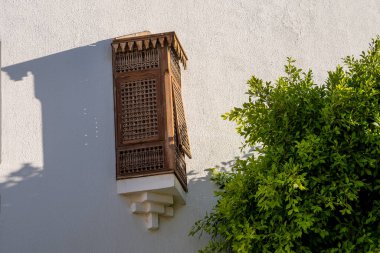 Sharm El Sheikh 'te, Mısır caddesinde eski beyaz bir duvarda, ahşap parmaklıklar olan kapalı pencere, boşluğu kopyala.