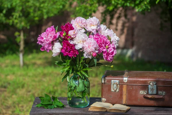 Beautiful Bouquet Flowers Red Pink White Peonies Glass Jar Water — Stock Photo, Image