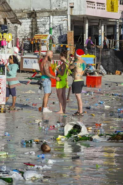 Koh Phangan Thailand Dec 2015 Young Peope Consequences Sea Water — Stock Photo, Image