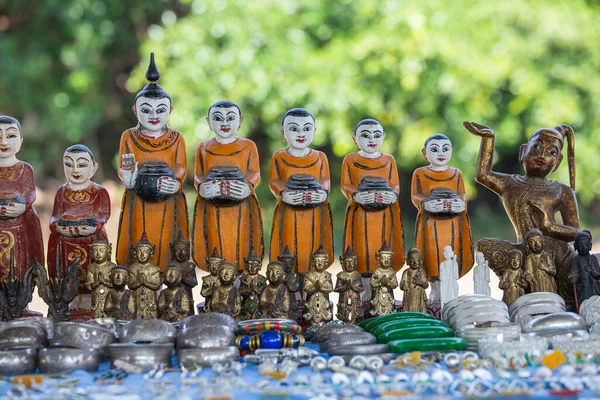 缅甸因勒湖附近的街头市场上 手工制作的僧人塑像和其他纪念品出现在一个旅游摊位上 靠近点在缅甸出售的纪念物 — 图库照片