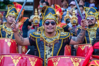 Bali, Endonezya - Ocak 08, 2018: Endonezya 'daki Endonezya Demokratik Mücadele Partisi, Endonezya' nın Bali adasında düzenlenen seçim öncesi sokak mitinginde Balili erkekler ulusal müzik enstrümanlarıyla oynuyor