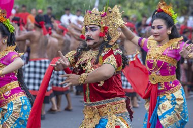 Bali, Endonezya - Ocak 08, 2018: Ulusal kostüm giymiş Bali halkı, Endonezya Demokratik Mücadele Partisi, Bali, Endonezya seçim öncesi mitinge katılıyor