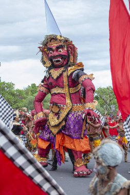 Bali, Endonezya - Ocak 08, 2018: Ogoh-ogoh heykeli ve balinalar seçim öncesi mitinge, Endonezya Demokratik Mücadele Partisi, Endonezya