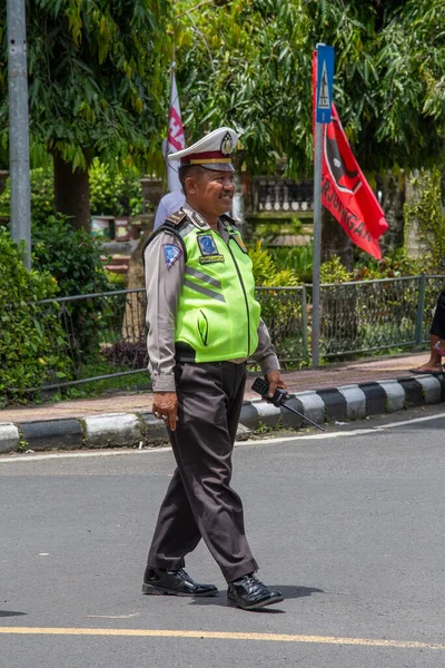 Bali Indonezja Styczeń 2018 Policjant Ulicy Podczas Przedwyborczego Rajdu Indonezyjska — Zdjęcie stockowe