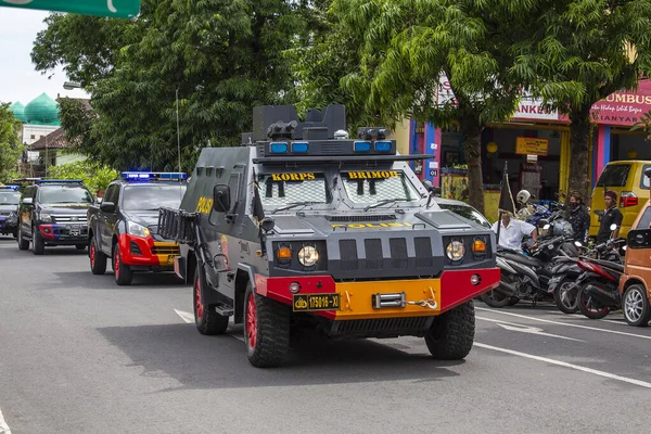 印度尼西亚巴厘 2018年8月8日 印度尼西亚民主党在印度尼西亚巴厘岛吉亚尔岛举行的一次选举前集会期间 印度尼西亚警察的战斗车在街头举行了仪式 — 图库照片