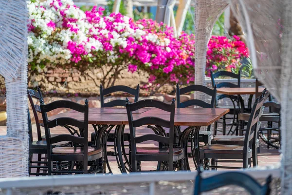 Dřevěný Stůl Židle Kavárně Pláži Vedle Rudého Moře Sharm Sheikh — Stock fotografie