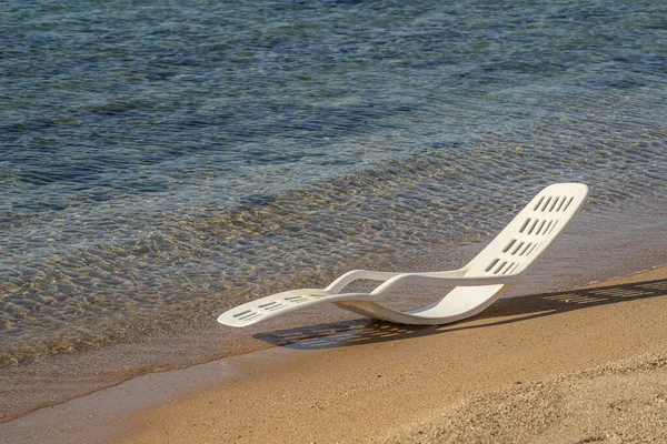 Tumbonas Plástico Blanco Agua Mar Una Playa Tropical Sharm Sheikh — Foto de Stock