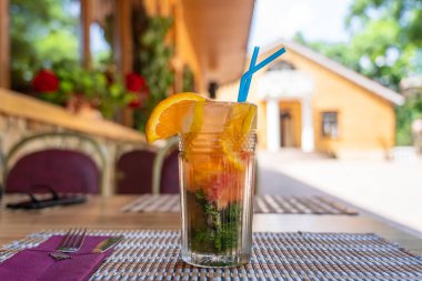 Limonata veya limonlu, portakallı ve naneli tropikal kokteyl, soğuk, ferahlatıcı içecek veya yaz kafeteryasında buzlu içecek.