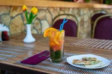 Limonata veya limonlu, portakallı ve naneli tropikal kokteyl, soğuk, ferahlatıcı içecek veya yaz kafeteryasında buzlu içecek.