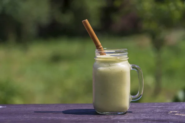 Friss Zöld Smoothie Avokádó Banán Méz Üveg Bögre Asztal Természetben — Stock Fotó