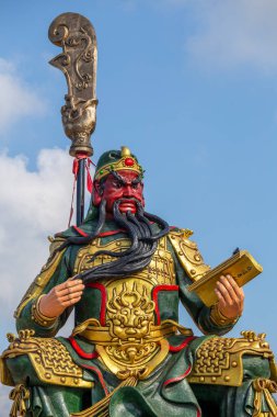 Tayland 'daki Koh Samui adasında Guan Yu' nun Çin heykeli. Kapat.