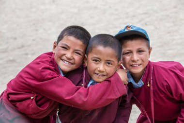 Leh, Hindistan - 24 Haziran 2015: Tibetli çocuklar Kuzey Hindistan 'ın Leh, Ladakh bölgesinde, dağ köyünün yakınındaki bir avluda,