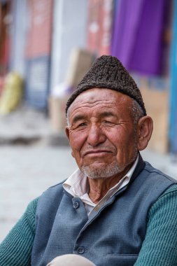 Leh, Hindistan - 24 Haziran 2015: Kuzey Hindistan 'daki Leh, Ladakh bölgesindeki dağ köyünde fakir yaşlı bir adam. Yoksulluk Hindistan 'da büyük bir sorundur.