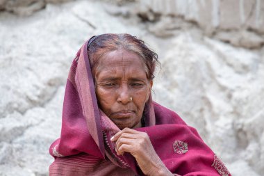 Leh, Hindistan - 24 Haziran 2015: Hint yaşlı kadın dağ köyü Leh, Ladakh bölgesinde, kuzey Hindistan 'da sokak pazarında, kapatın.