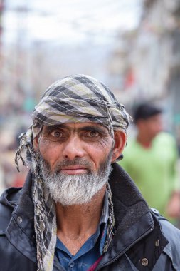Leh, Hindistan - 24 Haziran 2015: Kuzey Hindistan 'daki Leh, Ladakh bölgesindeki dağ köyünde fakir yaşlı bir adam. Yoksulluk Hindistan 'da büyük bir sorundur.