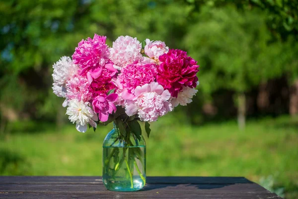 Beau Bouquet Pivoines Fleurs Dans Bocal Verre Avec Eau Dans — Photo