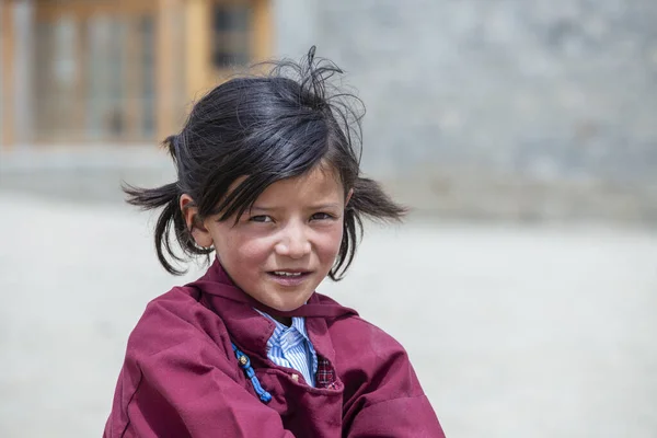 2015年6月24日 インド北部ラダック州レー山の村の学校近くの庭でチベット人の少女が閉鎖 — ストック写真