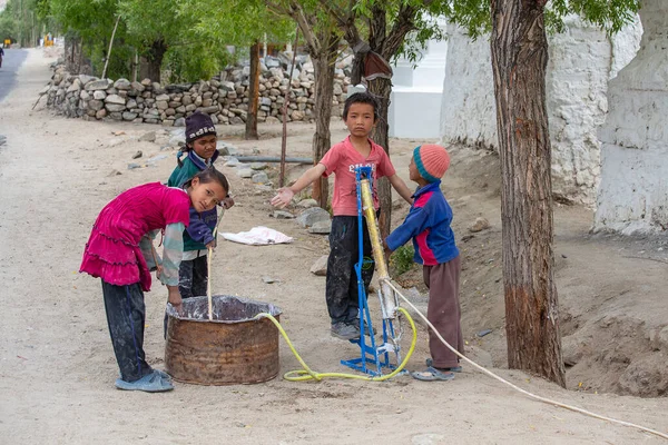 Leh India Junio 2015 Niños Tibetanos Una Calle Del Pueblo —  Fotos de Stock