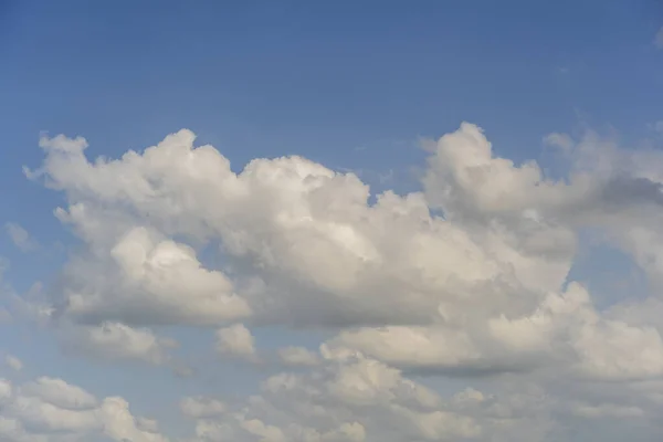 Fundo Azul Céu Com Nuvens Brancas Dia Ensolarado Verão — Fotografia de Stock