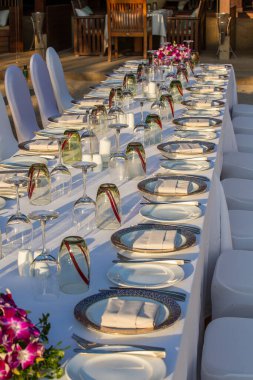 Deniz kenarında güneşli bir günde sahilde servis masası. Tayland 'da yaz plajında bir açık hava partisine hazırlanıyorum.