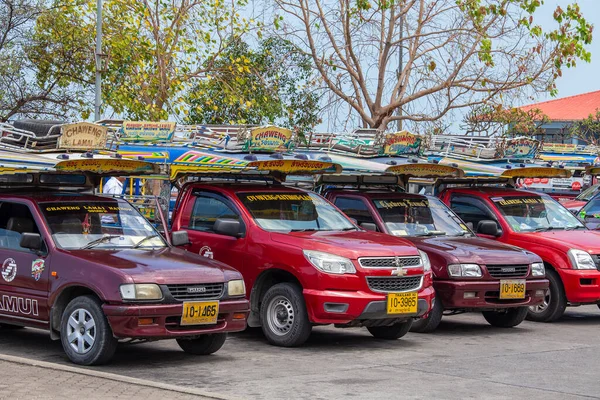 Koh Samui, Tayland - 18 Nisan 2016: Koh Samui 'deki Nathon iskelesinden Songthaew kamyonet. Tayland 'da belirli güzergahları olan şarkılar halka açık taksiler olarak kullanılır..