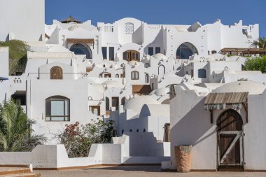 Tatil köyündeki beyaz duvar binaları ve merdivenler. Sharm El Sheikh, Mısır, mimari kavramı.