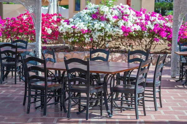 Ξύλινο Τραπέζι Και Καρέκλες Στην Παραλία Καφέ Δίπλα Στην Κόκκινη — Φωτογραφία Αρχείου