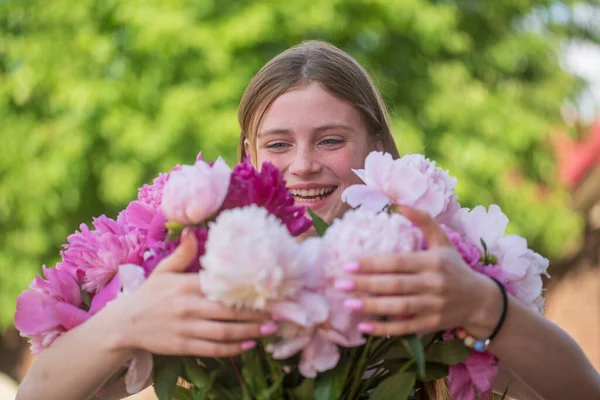 Menina Bonita Feliz Verão Com Belo Buquê Peônias Natureza Fechar — Fotografia de Stock