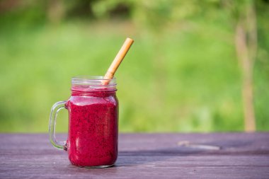 Masadaki cam bardakta nefis yaban mersinli smoothie.