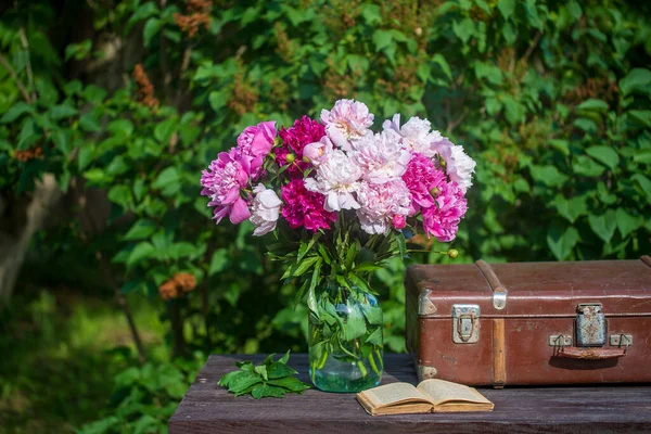 Beautiful Bouquet Flowers Red Pink White Peonies Glass Jar Water — Stock Photo, Image