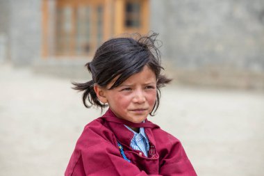 Leh, Hindistan - 24 Haziran 2015: Dağ köyü Leh, Ladakh bölgesindeki bir bahçedeki Tibetli kız,