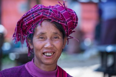 Inle Gölü, Myanmar, Burma - 12 Ocak 2016: Myanmar, Burma yakınlarındaki Inle Gölü yakınlarındaki sokak yemekleri pazarında yaşlı kadın, kapat