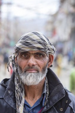 Leh, Hindistan - 24 Haziran 2015: Kuzey Hindistan 'daki Leh, Ladakh bölgesindeki dağ köyünde fakir yaşlı bir adam. Yoksulluk Hindistan 'da büyük bir sorundur.