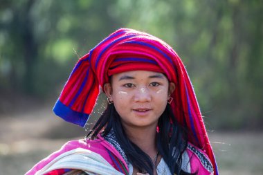 Inle Lake, Myanmar, Burma - 12 Ocak 2016: Burma, Myanmar yakınlarındaki bir sokak gıda pazarında Tanaka 'nın suratında genç bir kız. Tanaka ezilmiş kabuktan yapılmış sarımsı beyaz bir kozmetik macunu.