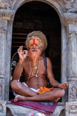 Kathmandu, Nepal - 25 Ekim 2016: Yaşlı Sadhu Guru adam Katmandu, Nepal 'de sokakta bir resim için poz veriyor