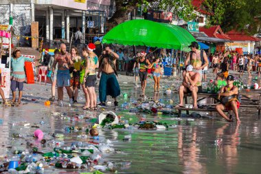 Koh Phangan, Tayland - 26 Aralık 2015: Koh Phangan, Tayland 'daki dolunay partisinden sonra Haad Rin sahilindeki deniz suyu kirliliğinin sonuçları