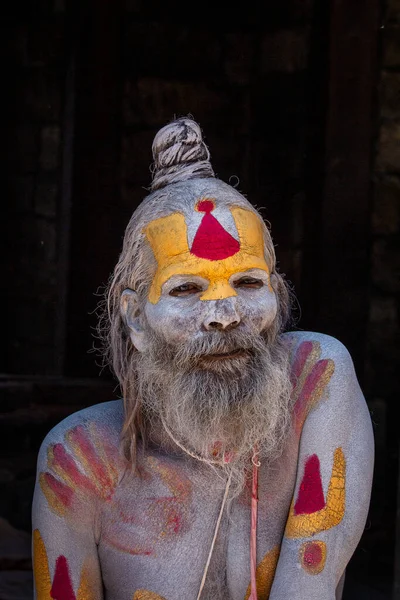 尼泊尔加德满都 2016年8月25日 年长者Sadhu Guru男子在尼泊尔加德满都街头摆姿势拍照 — 图库照片